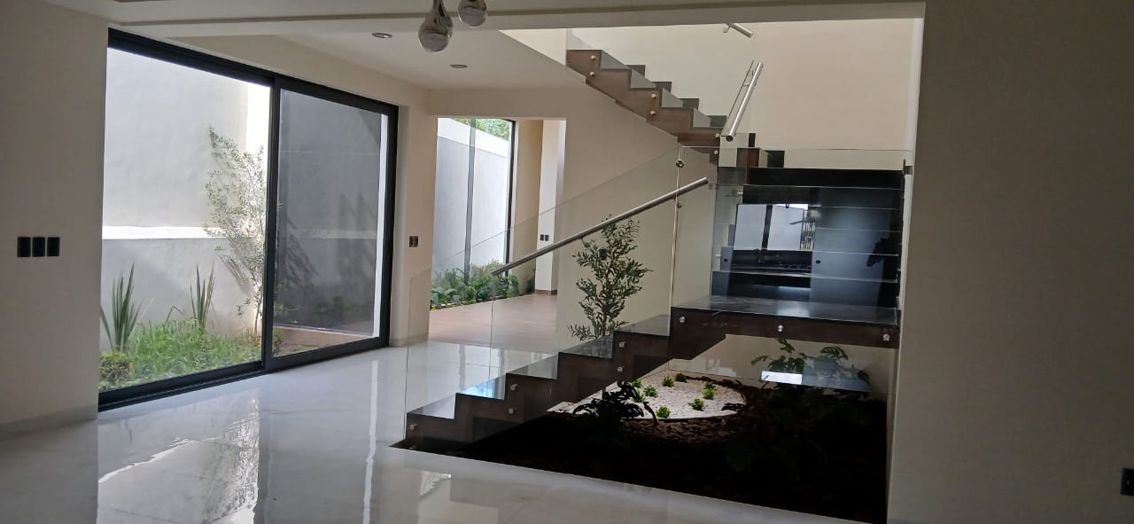 Barandal de Cristal Templado en Escalera Residencial de Doble Altura - Uldalum León Gto