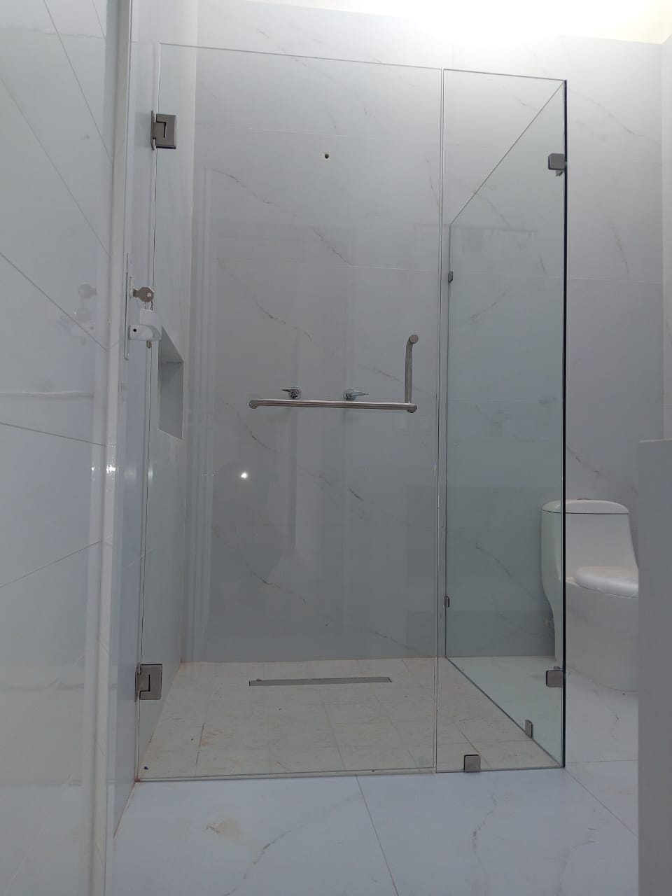 Canceles de Baño en Vidrio Templado - Vidrio y Aluminio Uldalum León