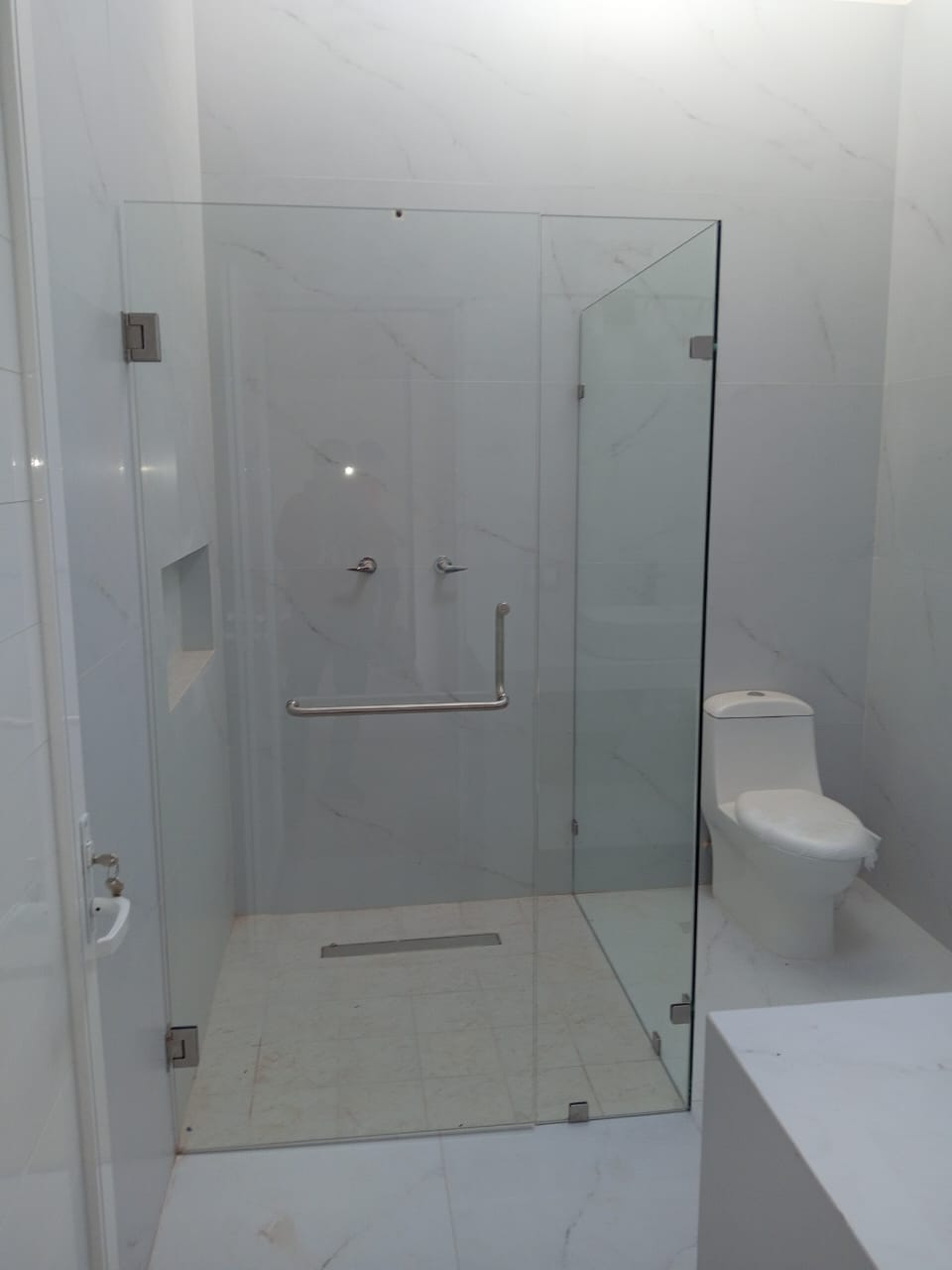 Cancel de Baño Templado Fijo y Puerta Abatible con Jaladera - Uldalum León Gto