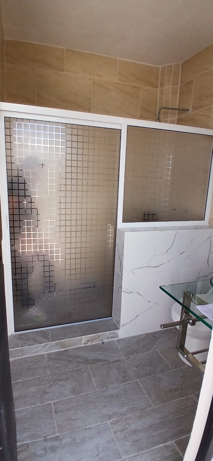 Cancel de Baño con Marco de Aluminio Blanco y Vidrio Cuadriculado - Uldalum León Gto