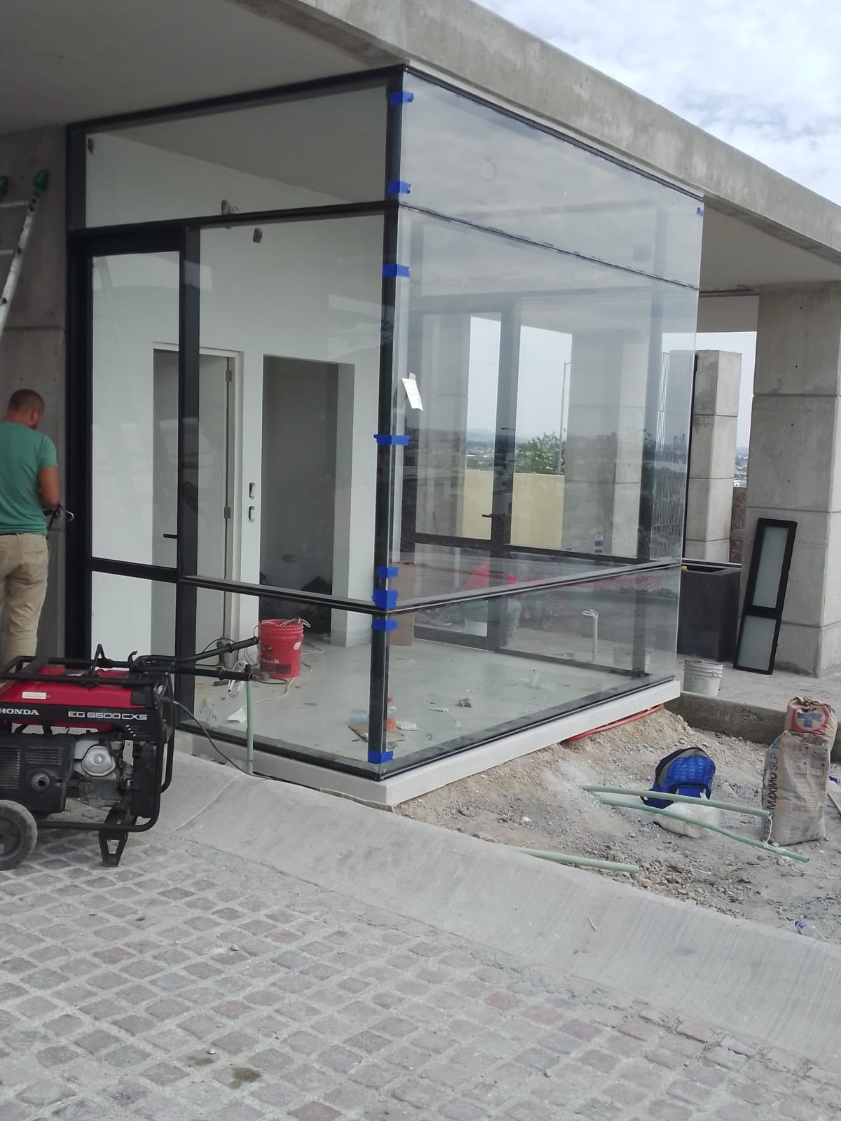 Estructura Exterior Acristalada Tipo Cubo de Luz - Uldalum León Gto