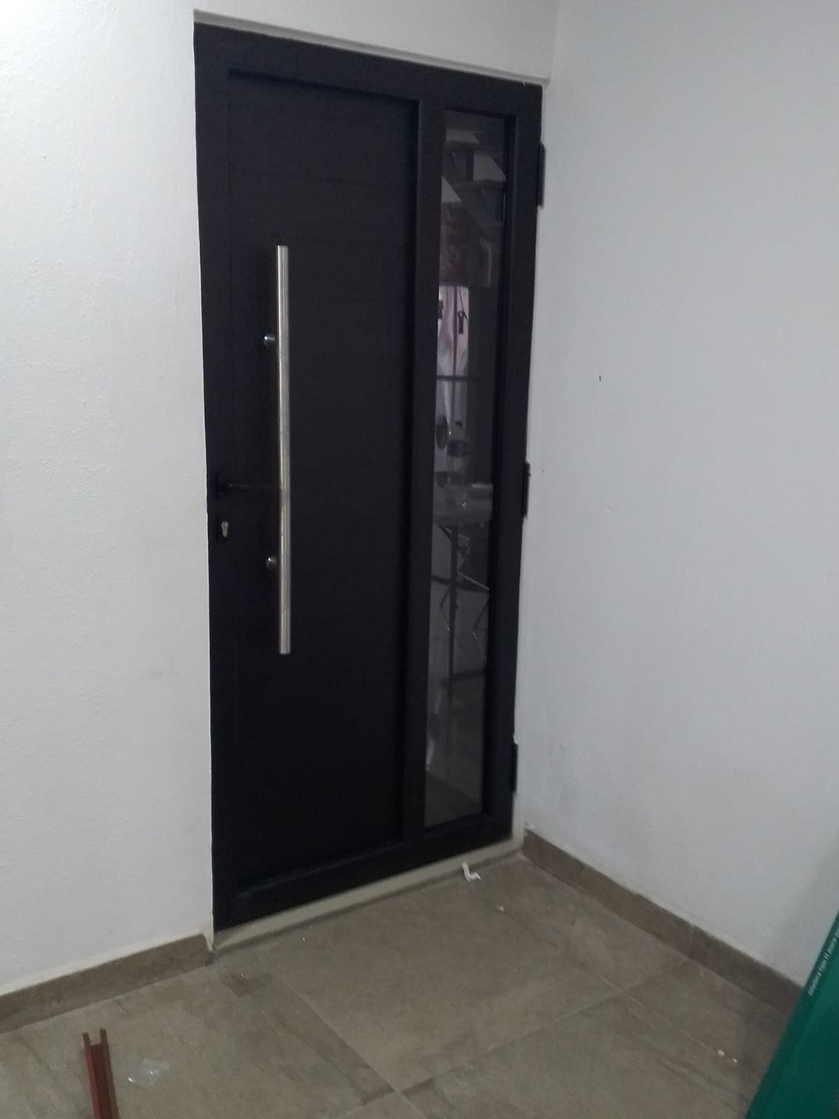 Puerta de Acceso en Aluminio Negro con Cristal Lateral y Jaladera Inox - Uldalum León Gto