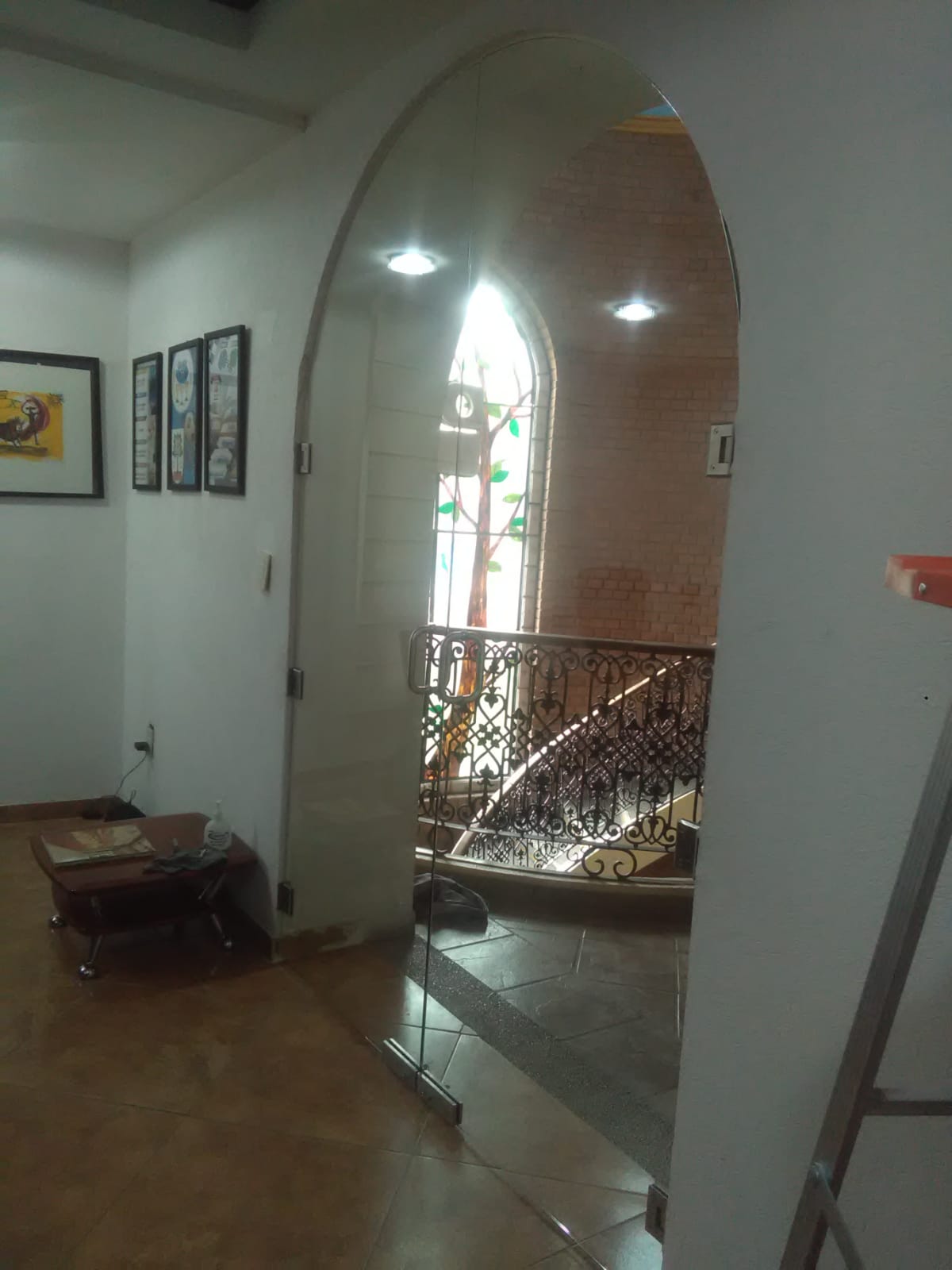 Puerta de Acceso con Arco de Cristal Templado hacia Escalera - Uldalum León Gto