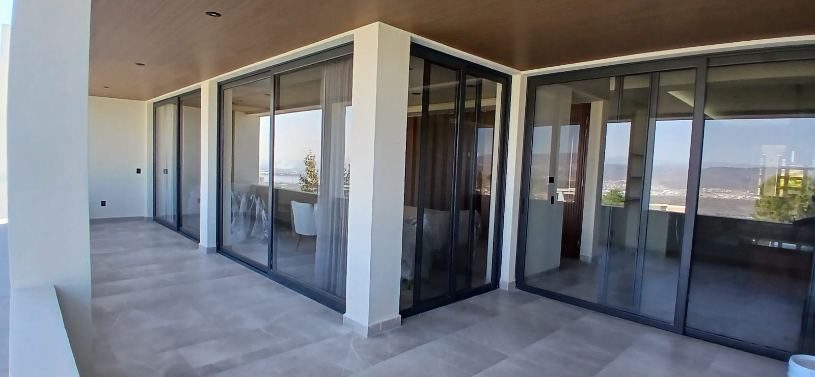 Ventanales Corredizos de Gran Formato en Terraza de Residencia - Uldalum León Gto
