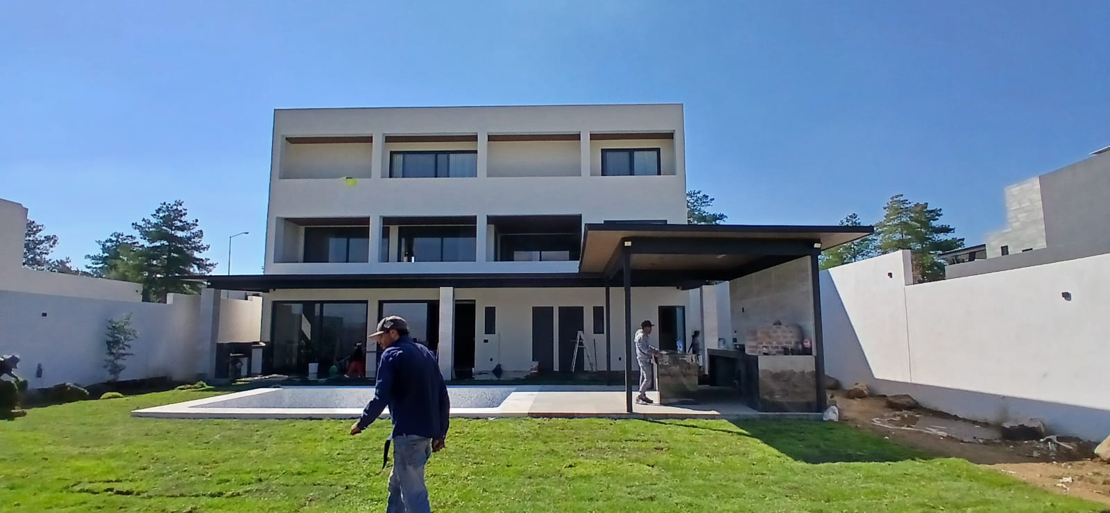 Cancelería de Aluminio y Ventanales en Fachada Posterior con Alberca - Uldalum León Gto