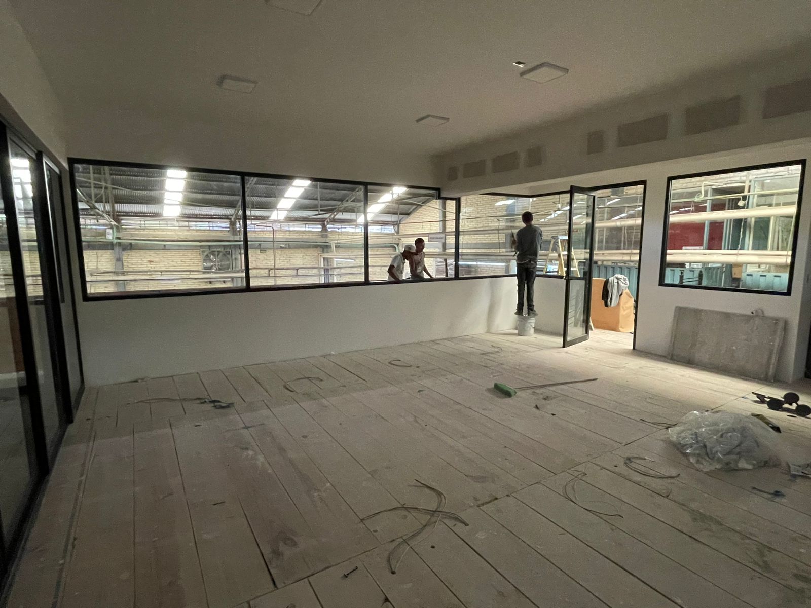 Cancelería Divisoria con Ventanales y Puerta Abatible en Oficina - Uldalum León Gto
